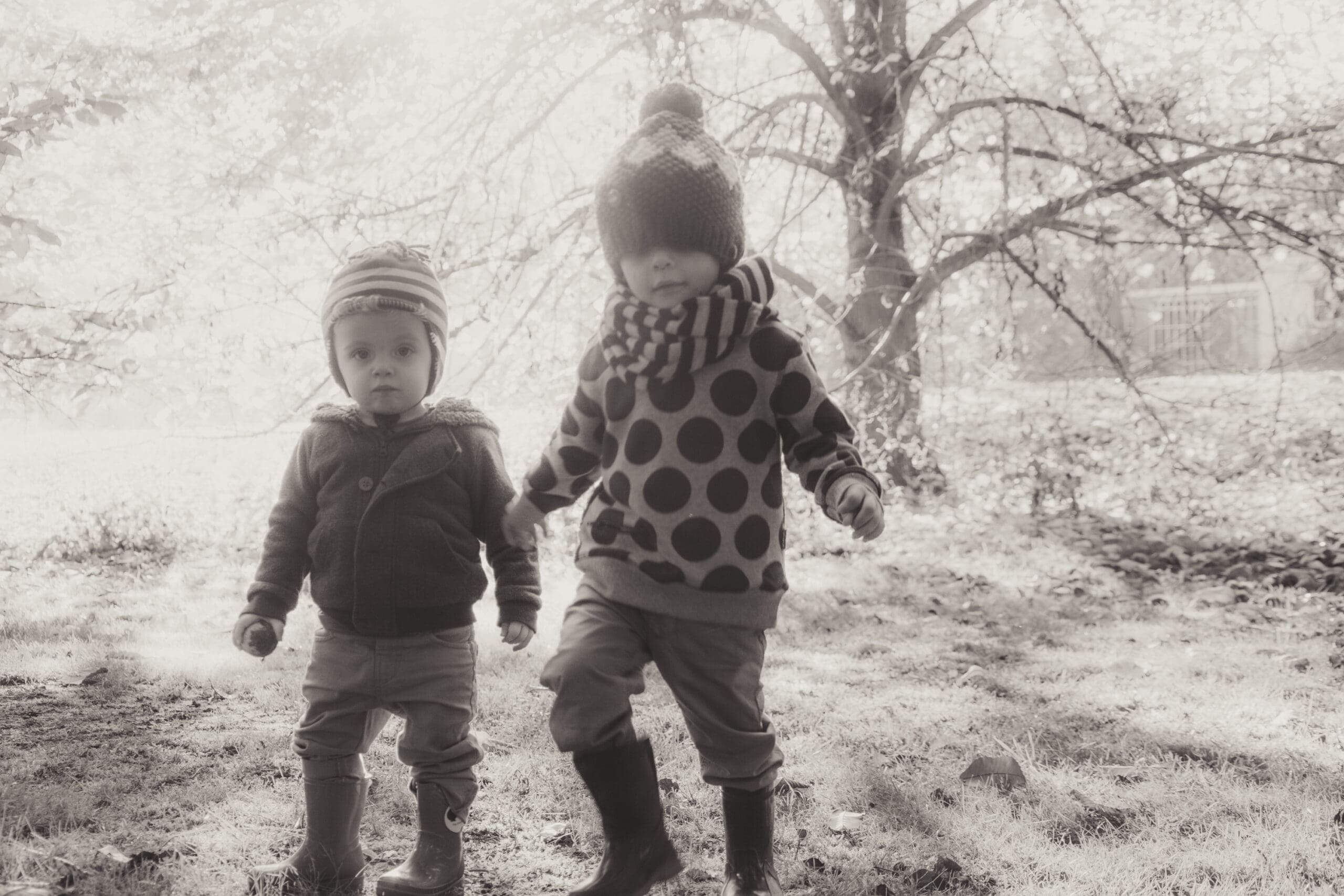 herfst, herfstschoot, gezinsfotograaf, familiefotograaf, herfstschoot, nabij leuven, spelende kinderen, romantische herfstfoto, warme truien in de herfst, speelse fotoshoot op locatie in het bos, zwart-wit foto, kinderen samen op de foto, natuurlijk licht, herfstlicht, shoot op locatie